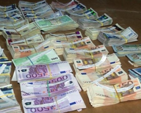 Митничари откриха контрабандна валута за близо 60 000 лв. в куфара на пътник