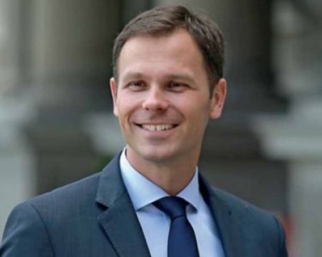 Отнеха дипломата на финансовия министър в Сърбия заради плагиатство