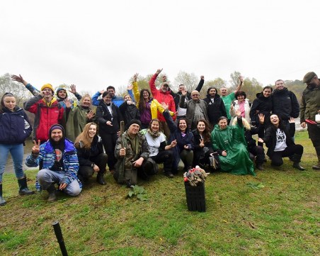 Първите фиданки от новата гора край Марица вече са положени в земята