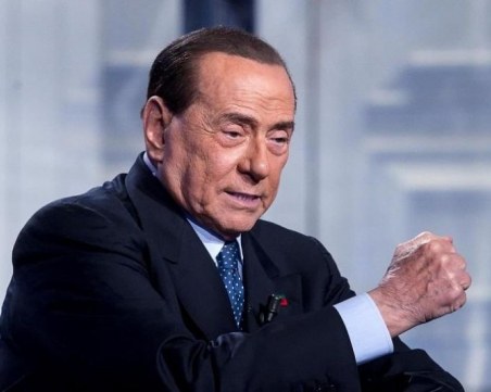 Приеха Берлускони в болница, паднал на конгреса на ЕНП в Загреб