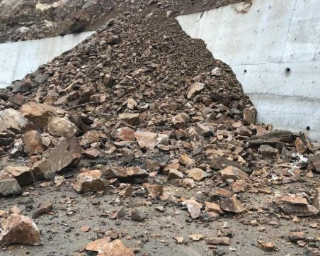 Свлачище затруднява движението на пътя Пещера-Пловдив