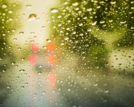 Валежите постепенно спират, очаква се затопляне