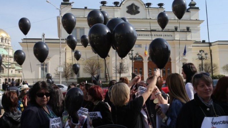Майки на деца с увреждания на протест! Искат Валери Симеонов да подаде оставка