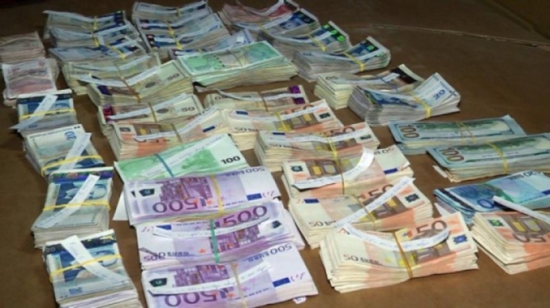 Митничари откриха контрабандна валута за близо 60 000 лв. в куфара на пътник