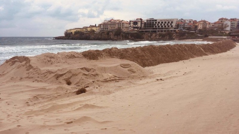 Разпоредиха да спре изземването на пясък от плажа в Созопол