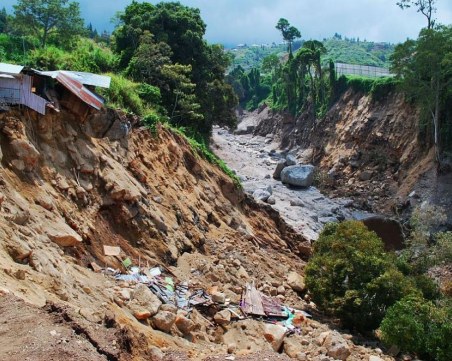 Свлачище погуби близо 40 души