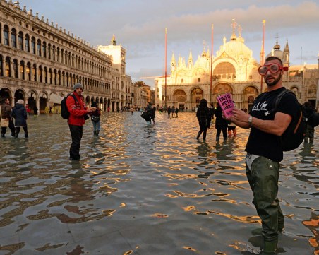 Торнадо, урагани и порои продължават да мъчат Европа