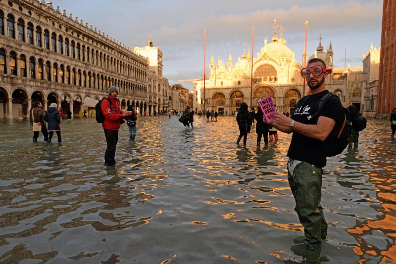 Торнадо, урагани и порои продължават да мъчат Европа