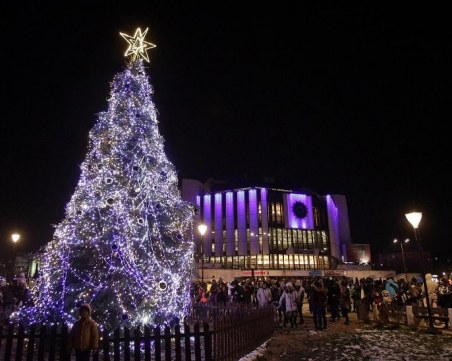 Фандъкова пали светлините на 40 елхи на таланта пред НДК