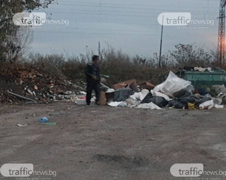 Мъже разтовариха три автомобила със строителни отпадъци до ЖП гара в Пловдив