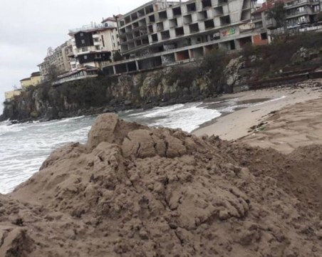 Пясъчната дига на плажа в Созопол е почти премахната