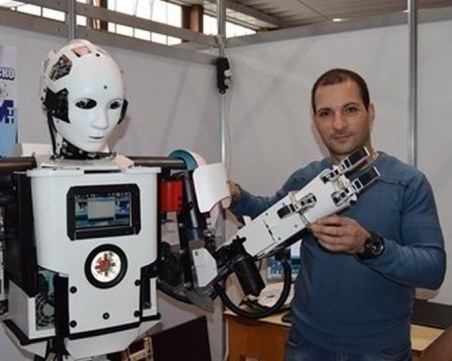 Шуменец създаде Роки - първия в България хуманоиден робот