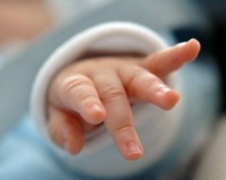 Всяка година се раждат с 1000 до 2000 бебета по-малко у нас