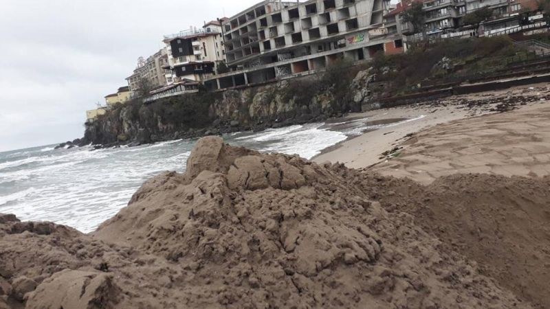 Пясъчната дига на плажа в Созопол е почти премахната