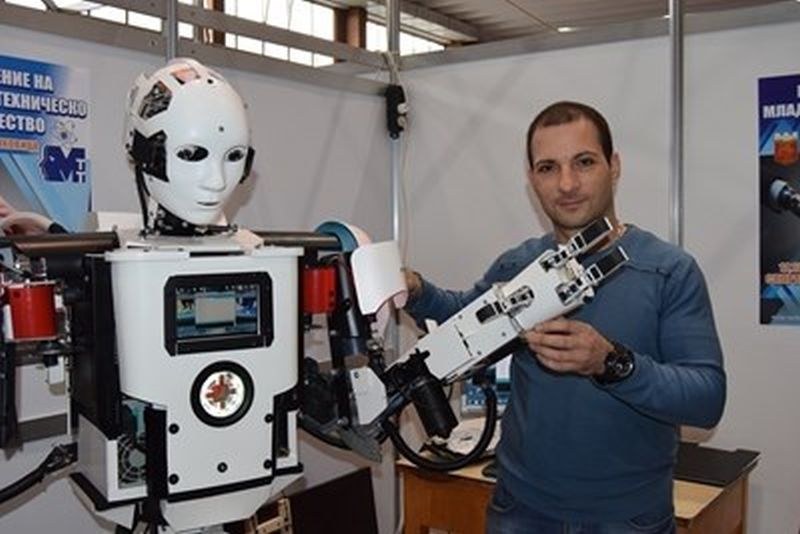 Шуменец създаде Роки - първия в България хуманоиден робот