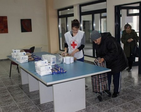 БЧК стартира раздаването на хранителни пакети