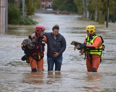 Четирима загинаха при наводненията във Франция