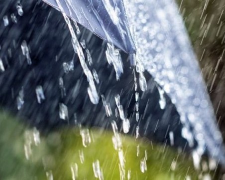 Дъждовете спират следобед, температурите падат до 7 градуса