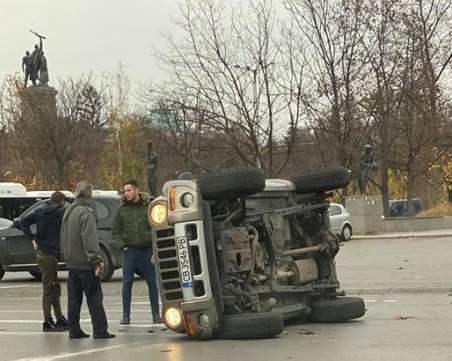 Джип се обърна пред националния стадион в София