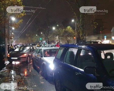 Феновете на Ботев блокираха булеварда пред Колежа