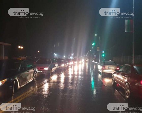 Огромна колона от автомобили тръгна към Колежа