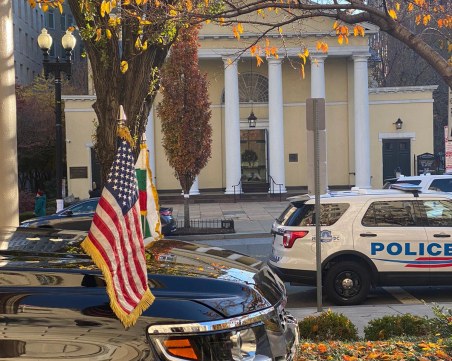 Премиерът Бойко Борисов поднесе венец на Мемориала на Незнайния воин в 