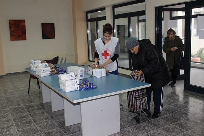 БЧК стартира раздаването на хранителни пакети