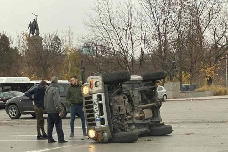 Джип се обърна пред националния стадион в София