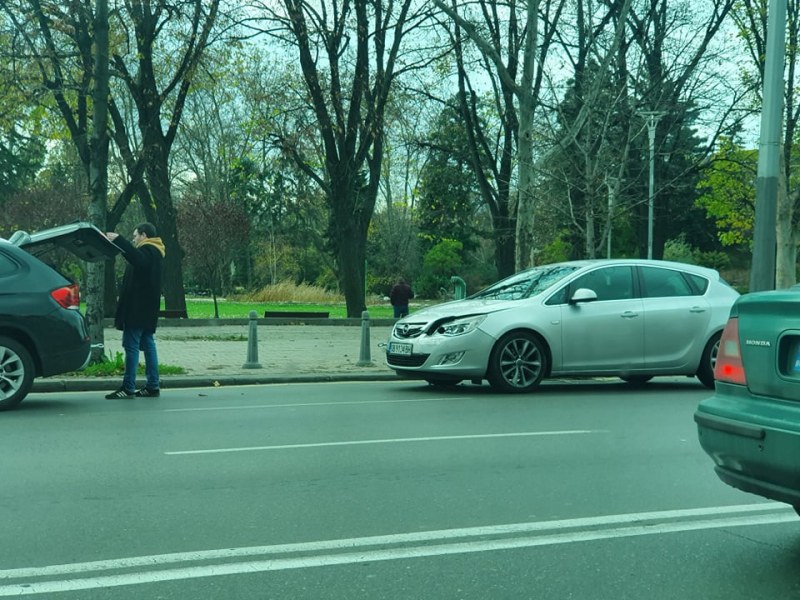 Лека катастрофа отвори голям проблем за шофьорите край Софийския университет