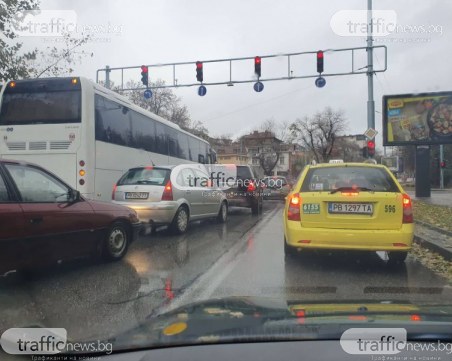 Автобус и лека кола се удариха на голям пловдивски булевард