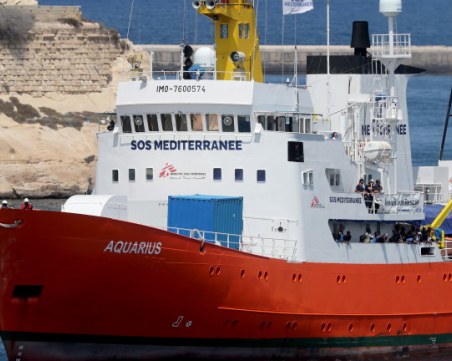 Италия спаси 150 души от потъващ мигрантски кораб