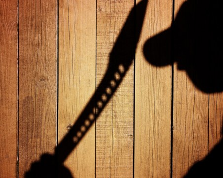 Мъж нападна полицаи с мачете и рани един