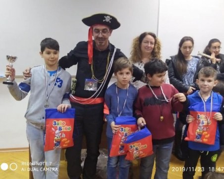 Пиратът Джак Спароу награди призьорите на шахфестивала