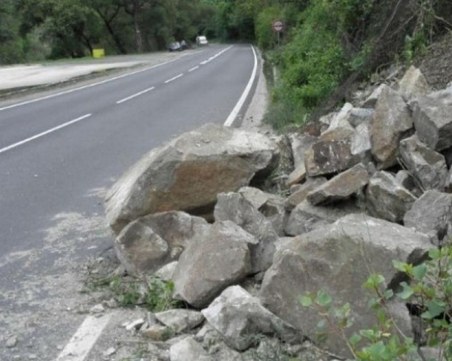 Повишена е опасността от падащи камъни в област Смолян