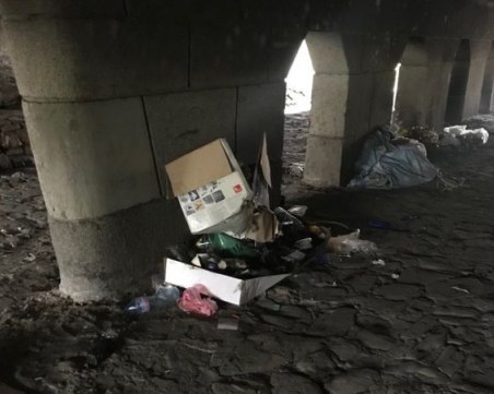 Разчистват боклуците под мостовете в София