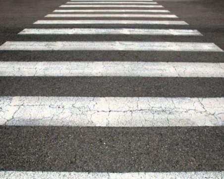 Шофьор блъсна дете на пешеходна пътека и опита да избяга