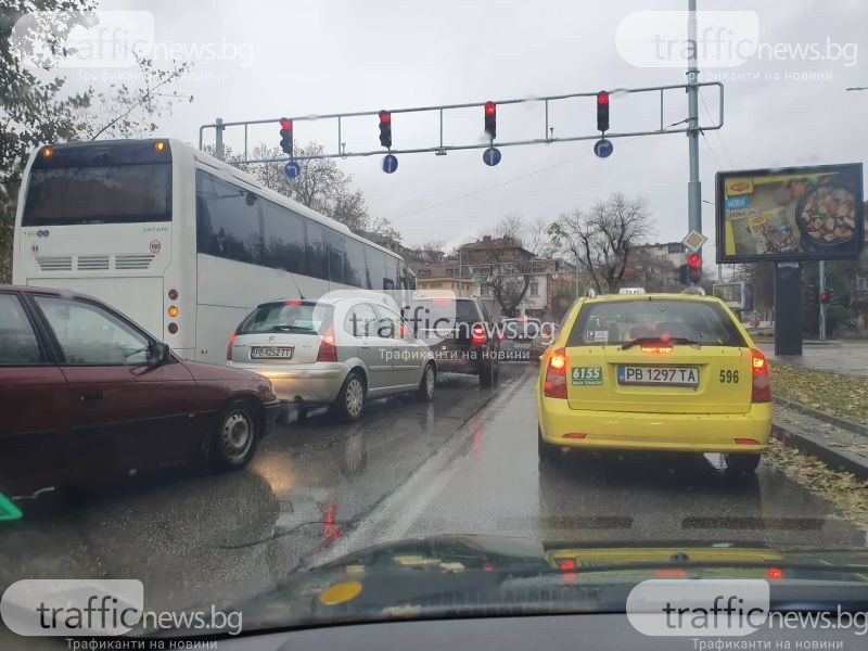 Автобус и лека кола се удариха на голям пловдивски булевард