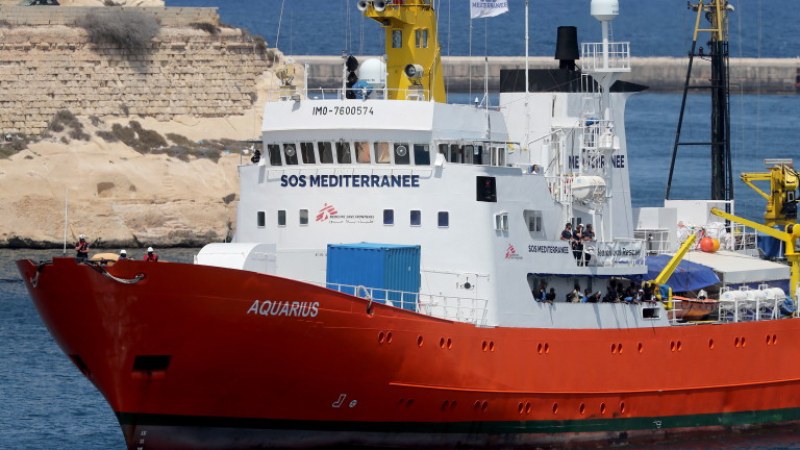 Италия спаси 150 души от потъващ мигрантски кораб
