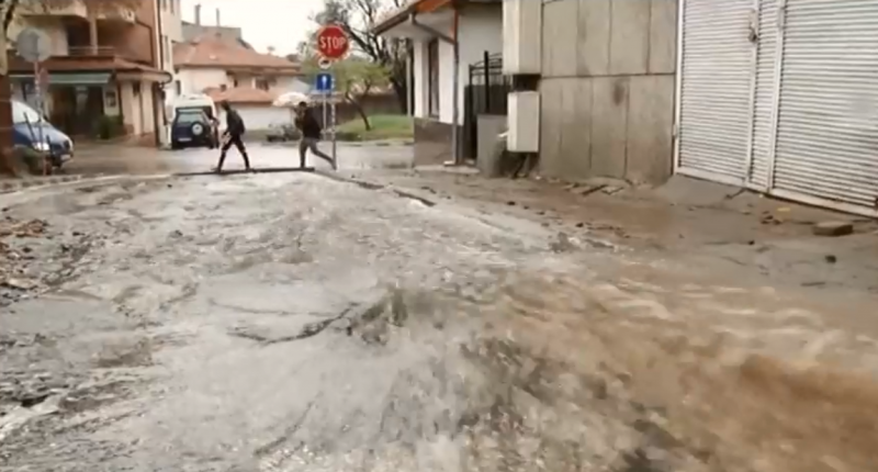 Поройните дъждове в Асеновград продължават втори ден, улиците се превърнаха в реки