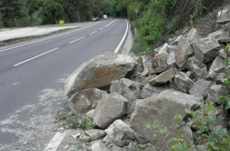 Повишена е опасността от падащи камъни в област Смолян