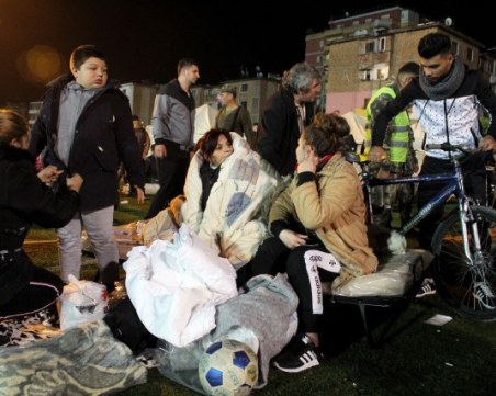 Стотици албанци спаха на палатки тази нощ, жертвите вече са 24