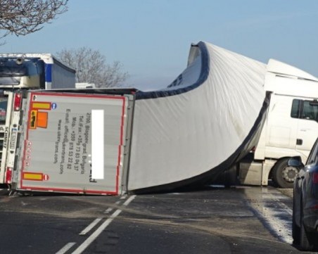 Товарен автомобил се обърна на главния път Е-79