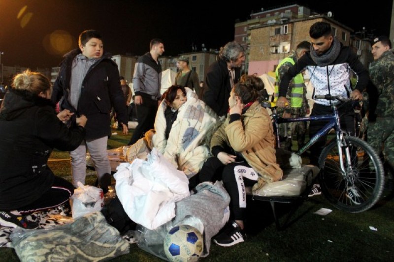 Стотици албанци спаха на палатки тази нощ, жертвите вече са 24