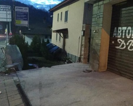 18-годишен се заби в двора на къща в Смолян