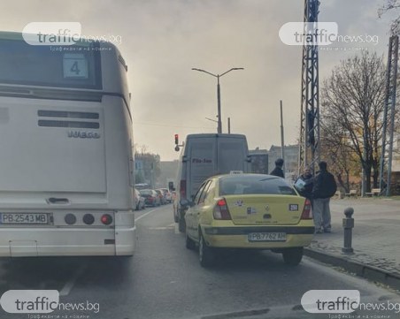 Бус и такси се удариха до Чифте баня в Пловдив