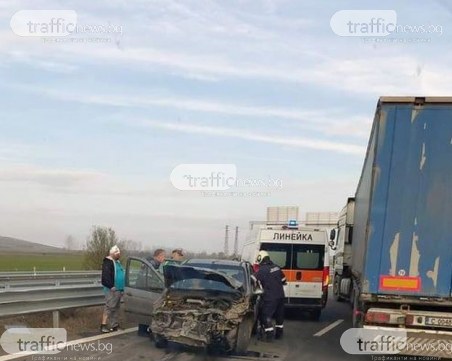 Тежка катастрофа на магистралата край Пловдив спря движението, колите се пренасочват