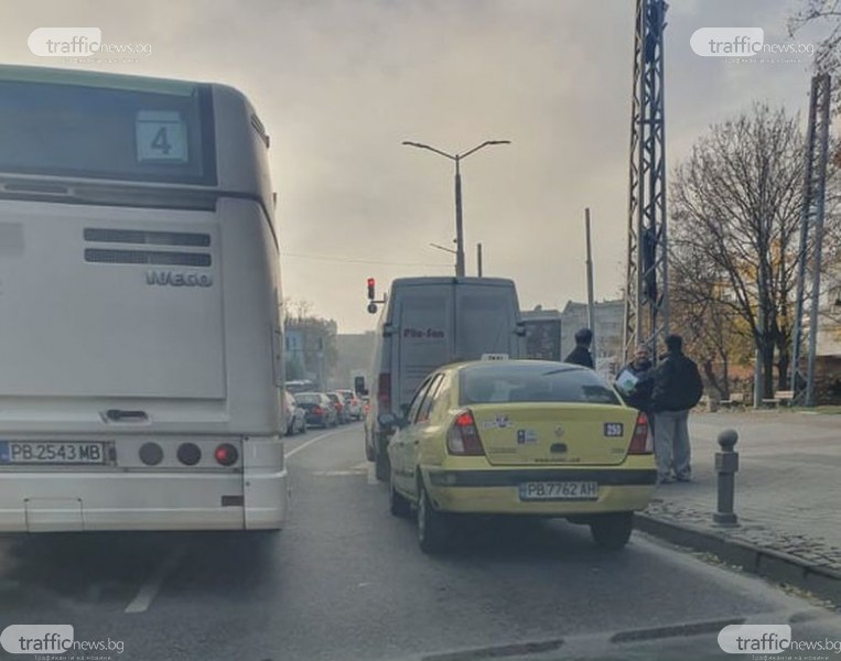 Бус и такси се удариха до Чифте баня в Пловдив