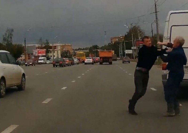 Скандал на пътя в Пловдив! Шофьор засече пътя на друг, обижда и блъска