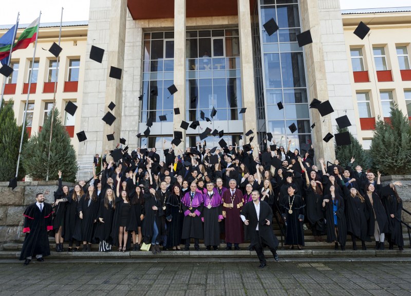 11 пълни отличници се дипломираха с УХТ-Пловдив, наред с още 646 абсолвенти