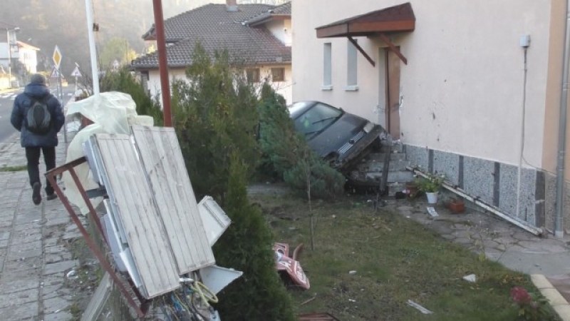 18-годишният шофьор, забил се пред къща в Смолян: Разсеях се от музиката в колата